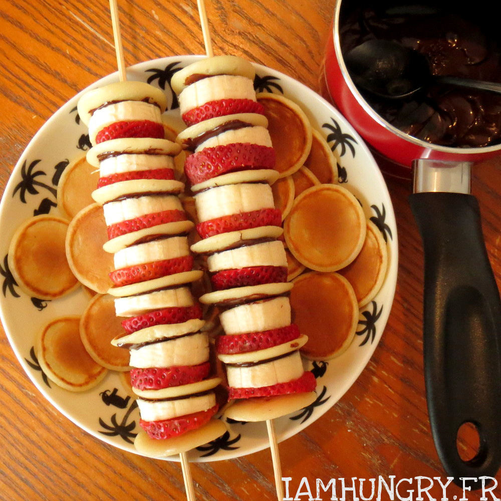 brochettes-de-mini-pancakes-fraises-bananes-et-nutella-iamhungry