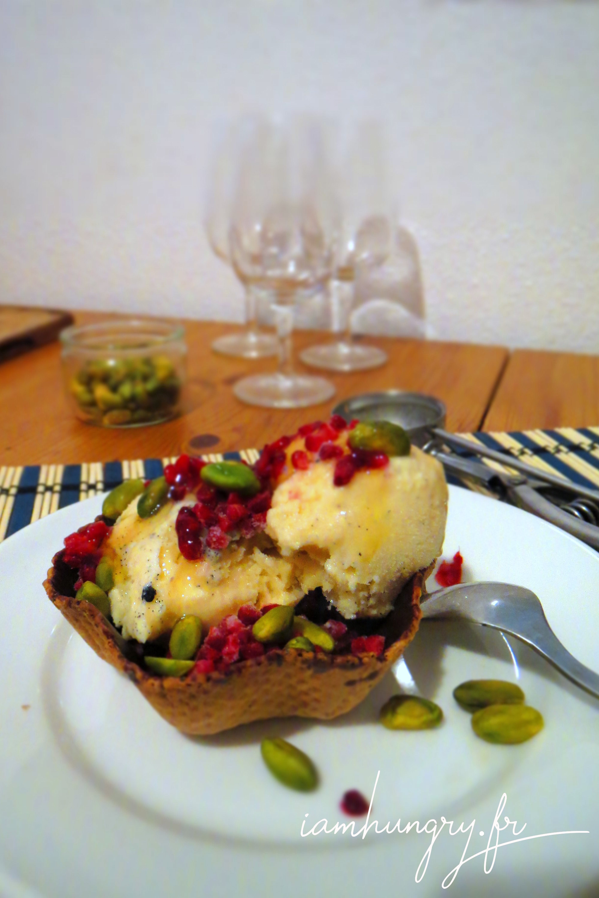 sundae-la-framboise-framboise-et-aux-pistaches-iamhungry