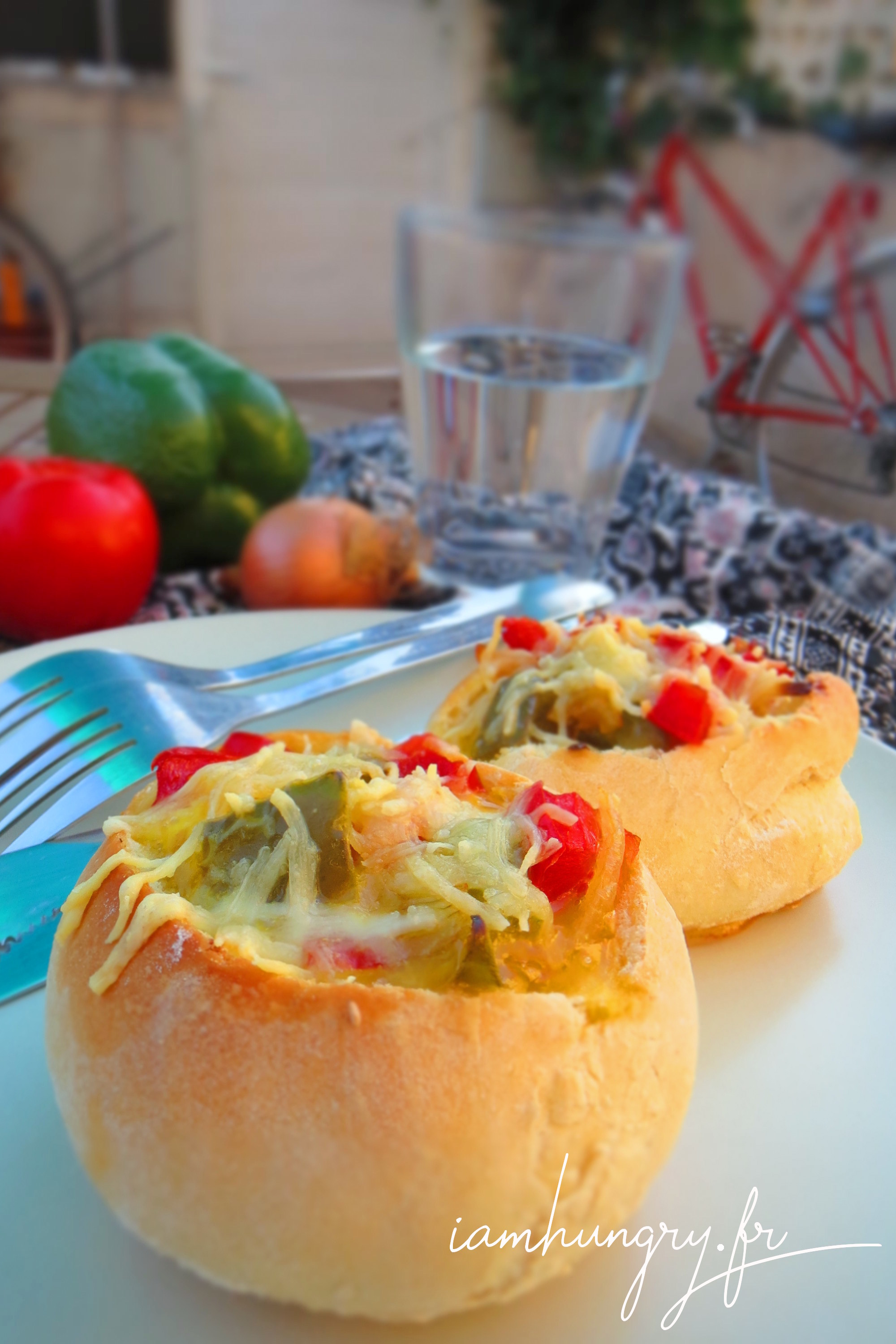 Baked egg boat (pain fourré à l'oeuf) IAMHUNGRY